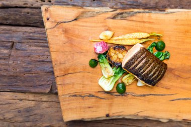 Atlantik usulü kızarmış somon bifteği ve sebze seçimi..