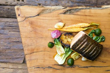 Atlantik usulü kızarmış somon bifteği ve sebze seçimi..