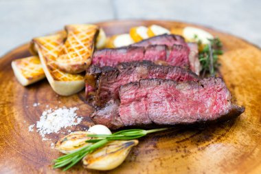 La cote de boeuf Tomahawk ya da ızgara domuz mantarlı Black Angus Tomahawk bifteği ve madalyon patatesi..