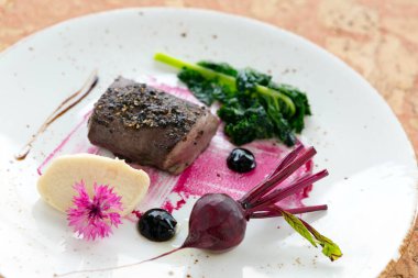 Fileminyon de chevreuil ve patates püresi, ya da patates püresiyle fileminyon geyik..