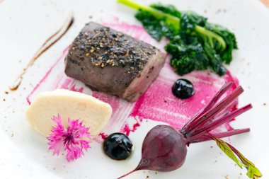 Fileminyon de chevreuil ve patates püresi, ya da patates püresiyle fileminyon geyik..