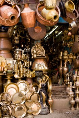 Brassware, Nepal, Katmandu yakınlarındaki Thamel pazarında satılık..