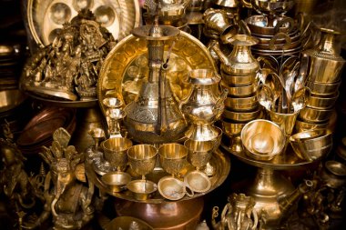 Brassware, Nepal, Katmandu yakınlarındaki Thamel pazarında satılık..