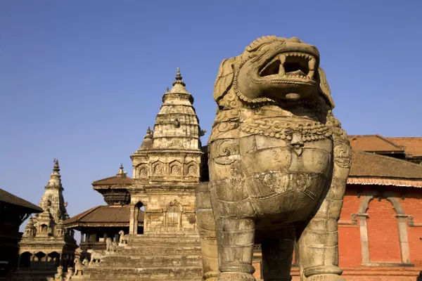 Bhaktapur Durbar Meydanı, Nepal, Bhaktapur 'da bulunan eski bir kraliyet sarayı kompleksi..