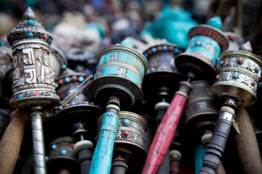 Thamel, Katmandu, Nepal 'deki Asya pazarında hediyelik eşya tekerlekleri..