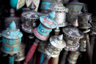 Thamel, Katmandu, Nepal 'deki Asya pazarında hediyelik eşya tekerlekleri..