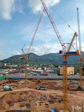 Phuket, Tayland - 07 Aralık 2024: Cherngtalay, Thalang bölgesi Phuket Adası 'nda inşaat inşaatı.