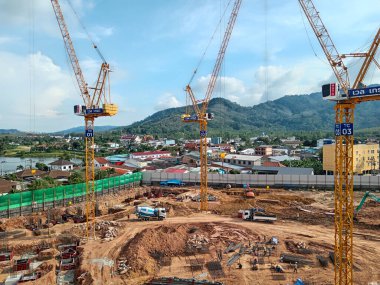 Phuket, Tayland - 07 Aralık 2024: Cherngtalay, Thalang bölgesi Phuket Adası 'nda inşaat inşaatı.
