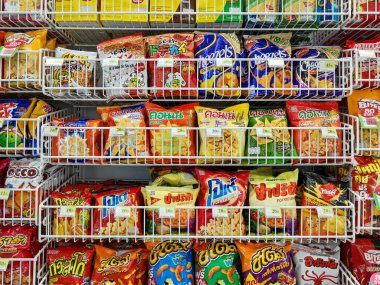 Phuket, Tayland - 05 Aralık 2024: Büyük C mağazasındaki raflarda abur cubur paketleme çeşitleri.