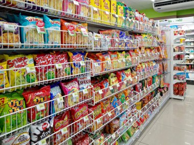 Phuket, Tayland - 05 Aralık 2024: Büyük C mağazasındaki raflarda abur cubur paketleme çeşitleri.