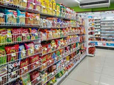 Phuket, Tayland - 05 Aralık 2024: Büyük C mağazasındaki raflarda abur cubur paketleme çeşitleri.