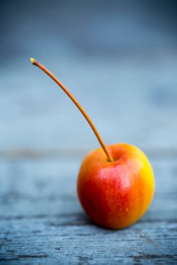 Olgun, organik, elma meyveli, ahşap bir arka planda durgun bir yaşam düzeni..