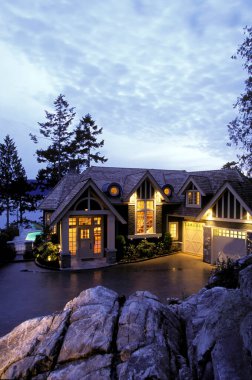 Vancouver, Kanada - 11 Eylül 2007: Vancouver, British Columbia, Kanada 'da bulunan lüks bir konutun dış görünümü.