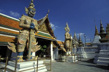 Wat Phra Kaew, yaygın olarak bilinen adıyla Zümrüt Buda Tapınağı Tayland 'ın en kutsal Budist tapınağı olarak kabul edilir.. 