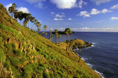 Promthep Cape (ayrıca Laem Phromthep olarak da bilinir) Tayland 'ın Phuket kentinde yer alan manzaralı bir manzaradır. Adanın en güney noktasında yer alır ve Andaman Denizi 'nin nefes kesici panoramik manzarasını sunar..