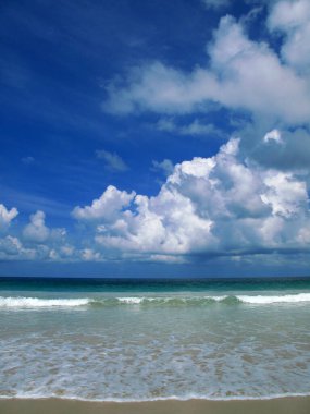 Tayland, Phuket 'teki Nai Harn plajının Idyllic deniz manzarası.