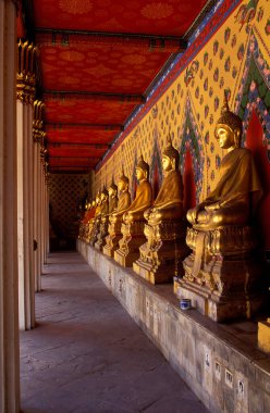 Bangkok, Tayland 'daki Wat Arun Ratchawararam Ratchawaramawihan' da altın koltuklu Budist tapınağı. Thonburi 'nin Chao Phraya Nehri' nin batı kıyısında yer alır.