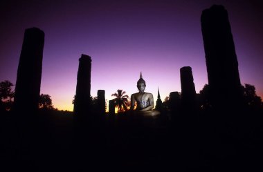 Wat Mahathat ya da Mahathat Tapınağı Tayland 'ın Sukhothai şehrinde yer alan Sukhothai Tarihi Parkı' ndaki en önemli ve etkileyici tapınaktır..