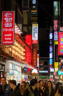 Seul, Güney Kore - 28 Ekim 2024: Seul, Güney Kore 'de bulunan hareketli ve hareketli alışveriş bölgesi Myeong-Dong' un gece yarısı sokak manzarası. 