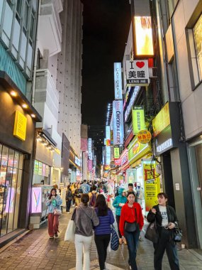 Seul, Güney Kore - 28 Ekim 2024: Seul, Güney Kore 'de bulunan hareketli ve hareketli alışveriş bölgesi Myeong-Dong' un gece yarısı sokak manzarası. 