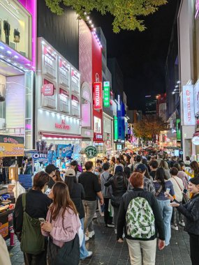 Seul, Güney Kore - 28 Ekim 2024: Seul, Güney Kore 'de bulunan hareketli ve hareketli alışveriş bölgesi Myeong-Dong' un gece yarısı sokak manzarası. 