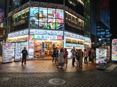 Seul, Güney Kore - 27 Ekim 2024: Seul, Güney Kore 'de bulunan hareketli ve hareketli alışveriş bölgesi Myeong-Dong' da Kore Barbeküsünün sokak yemekleri.. 