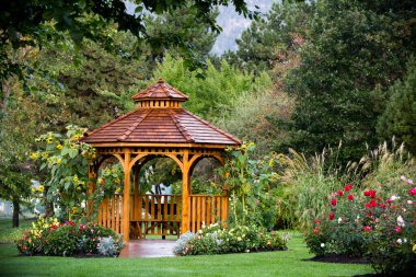 Penticton, British Columbia, Kanada 'daki Trans Canada Patikası' ndaki Penticton Rose Garden parkındaki Cedar çardağı. Penticton Okanagan Vadisi 'nde yer almaktadır..