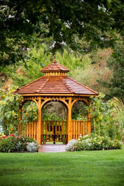 Penticton, British Columbia, Kanada 'daki Trans Canada Patikası' ndaki Penticton Rose Garden parkındaki Cedar çardağı. Penticton Okanagan Vadisi 'nde yer almaktadır..