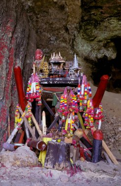 Ao Phra Nang, Krabi, Tayland 'daki Phra Nang mağarasında bulunan tahta penis. Phra Nang (veya Mae Nang) doğurganlığı simgeleyen bir dişi ruhtur..