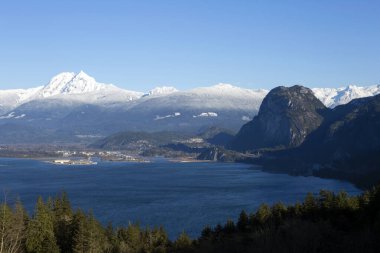 Kanada 'nın Squamish kentindeki Garibaldi Dağı İl Parkı ve Stawamus Baş İl Parkı manzarası Howe Sound' daki deniz ve gökyüzü karayolunda yer almaktadır..