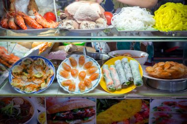 22 Ocak 2018 - Ho Chi Minh City, Vietnam Vietnam Vietnam Vietnam Vietnam 'da Ho Chi Minh City' nin 1. Bölgesi 'ndeki Ben Thanh Market' te bir market tezgahında Vietnam lokantası yemek menüsü dağıtımı.
