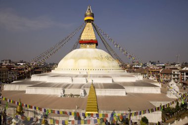 Boudha Stupa 'nın dua bayraklı görüntüsü, Nepal' in Katmandu şehrindeki Boudhanath şehrindeki tüm aydınlanmış zihinlerin simgesi olarak görülen Tibet Budizmi ruhani simgesidir.