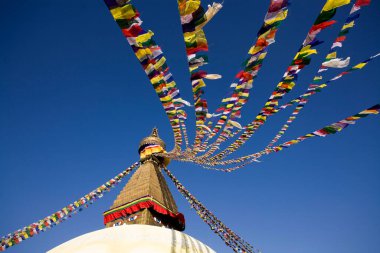 Boudha Stupa 'nın dua bayraklı görüntüsü, Nepal' in Katmandu şehrindeki Boudhanath şehrindeki tüm aydınlanmış zihinlerin simgesi olarak görülen Tibet Budizmi ruhani simgesidir.