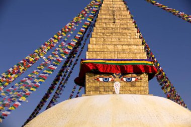Boudha Stupa 'nın dua bayraklı görüntüsü, Nepal' in Katmandu şehrindeki Boudhanath şehrindeki tüm aydınlanmış zihinlerin simgesi olarak görülen Tibet Budizmi ruhani simgesidir.