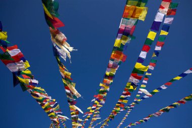 Boudha Stupa 'nın dua bayraklı görüntüsü, Nepal' in Katmandu şehrindeki Boudhanath şehrindeki tüm aydınlanmış zihinlerin simgesi olarak görülen Tibet Budizmi ruhani simgesidir.