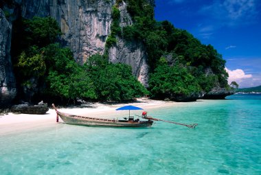 Koh Phi Phi, Tayland 'daki Krabi adasında uzun kuyruklu teknesi olan boş bir plaj cennetinin Idyllic deniz manzarası..