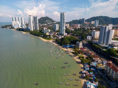 Georgetown, Penang Adası, Malezya 'da şehir merkezi olan Tanjung Bungah plajının dorne hava görüntüsü..