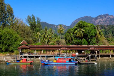 Malezya 'nın Kedah kentindeki Malacca Boğazı' ndaki Pulau Langkawi Adası 'ndaki Telaga Limanı ve Perdana Rıhtımı' ndaki teknelerin görüntüsü.