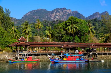 Malezya 'nın Kedah kentindeki Malacca Boğazı' ndaki Pulau Langkawi Adası 'ndaki Telaga Limanı ve Perdana Rıhtımı' ndaki teknelerin görüntüsü.