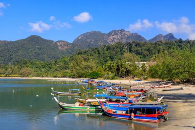 Malezya 'nın Kedah kentindeki Malacca Boğazı' ndaki Pulau Langkawi Adası 'ndaki Telaga Limanı ve Perdana Rıhtımı' ndaki teknelerin görüntüsü.