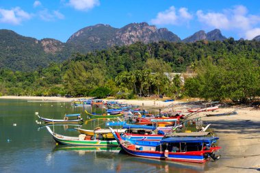 Malezya 'nın Kedah kentindeki Malacca Boğazı' ndaki Pulau Langkawi Adası 'ndaki Telaga Limanı ve Perdana Rıhtımı' ndaki teknelerin görüntüsü.