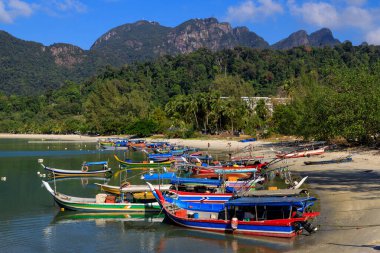 Malezya 'nın Kedah kentindeki Malacca Boğazı' ndaki Pulau Langkawi Adası 'ndaki Telaga Limanı ve Perdana Rıhtımı' ndaki teknelerin görüntüsü.