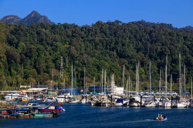 Malezya 'nın Kedah kentindeki Malacca Boğazı' ndaki Pulau Langkawi Adası 'ndaki Telaga Limanı ve Perdana Quay' daki yelkenli ve tekne manzarası.