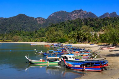 Malezya 'nın Kedah kentindeki Malacca Boğazı' ndaki Pulau Langkawi Adası 'ndaki Telaga Limanı ve Perdana Rıhtımı' ndaki teknelerin görüntüsü.