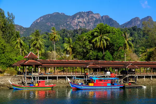 Malezya 'nın Kedah kentindeki Malacca Boğazı' ndaki Pulau Langkawi Adası 'ndaki Telaga Limanı ve Perdana Rıhtımı' ndaki teknelerin görüntüsü.