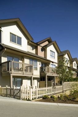 Vancouver, British Columbia, Kanada 'da yeni bir mahallede kiralık konut geliştirme şirketi. Kanada 'da konut sıkıntısı var.