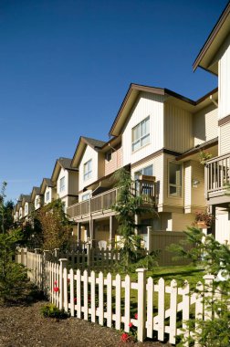 Vancouver, British Columbia, Kanada 'da yeni bir mahallede kiralık konut geliştirme şirketi. Kanada 'da konut sıkıntısı var.