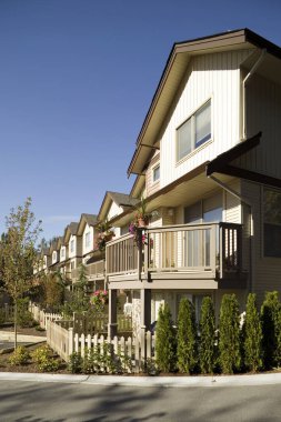 Vancouver, British Columbia, Kanada 'da yeni bir mahallede kiralık konut geliştirme şirketi. Kanada 'da konut sıkıntısı var.