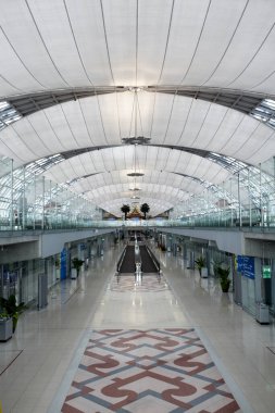 Bangkok, Tayland - 23 Aralık 2010: Bangkok, Tayland 'daki Suvarnabhumi Uluslararası Havalimanı Terminali