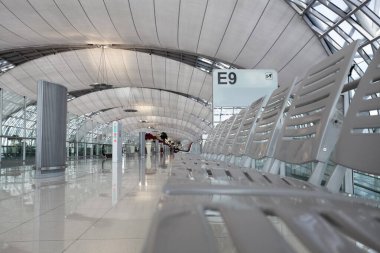 Bangkok, Tayland - 23 Aralık 2010: Bangkok, Tayland 'daki Suvarnabhumi Uluslararası Havalimanı Terminali